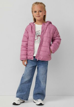 Giacca puffer rosa con cuciture orizzontali, cappuccio e cerniera frontale, indossata sopra una maglietta leggera e abbinata a jeans in denim blu a gamba larga e scarpe da ginnastica.