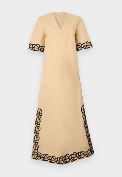 Robe midi beige à manches courtes, col en V, avec des motifs circulaires brodés noirs sur les bords des manches et l’ourlet.