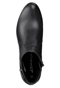 Botín negro de cuero con punta afilada y cremallera lateral. Cuenta con una textura suave y un diseño minimalista. Indica talla 37.