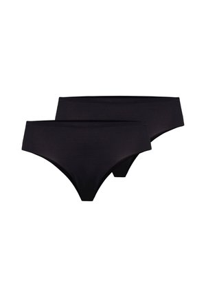 Dwie proste czarne damskie majtki bikini, nakładające się na siebie na białym tle.