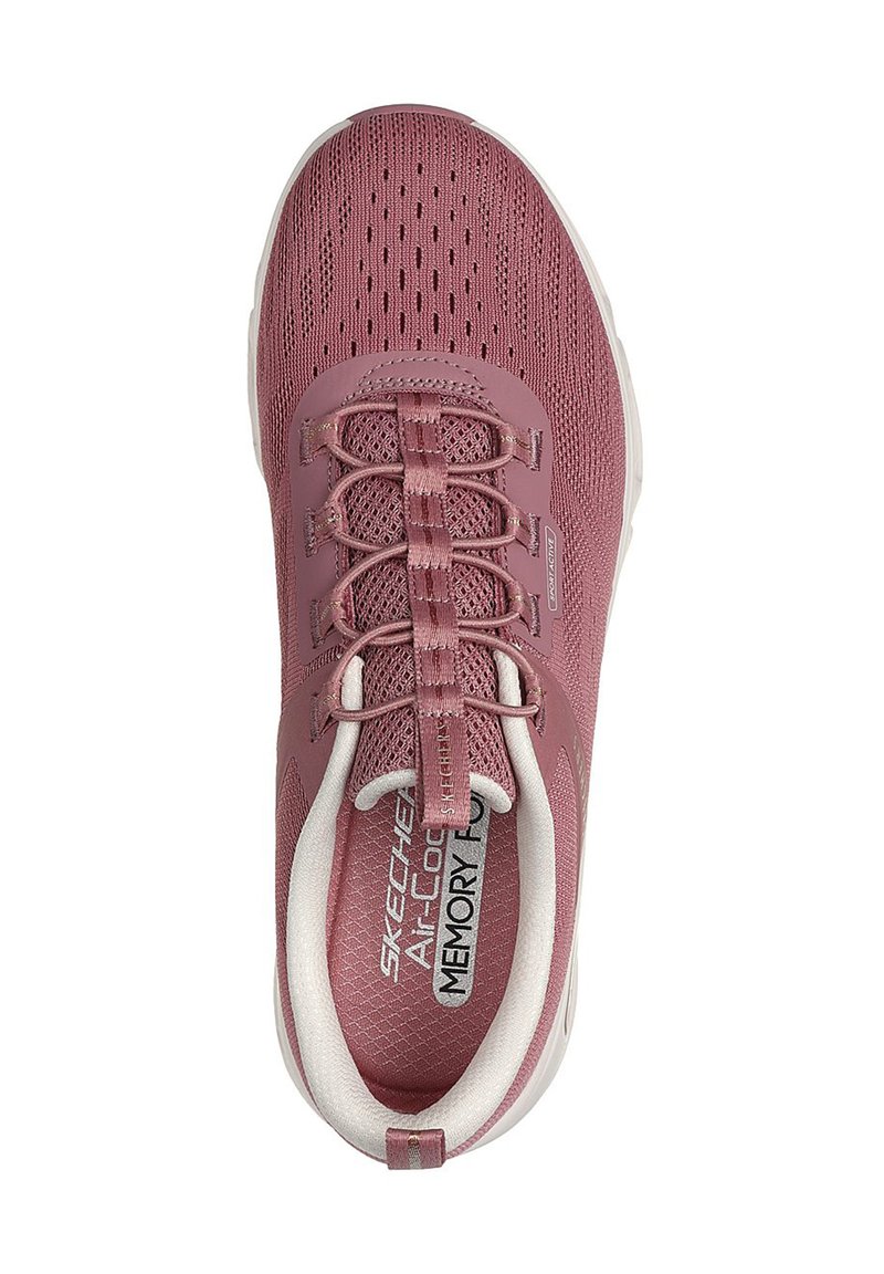 Zapatilla deportiva de malla rosa con superficie texturizada, cordones elásticos y plantilla de espuma con memoria. Punta reforzada y interior acolchado.
