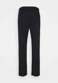 Pantalones negros, mezcla de algodón, diseño de pierna recta, con dos bolsillos traseros y una cintura con pasadores para cinturón. Textura suave, detalles mínimos.