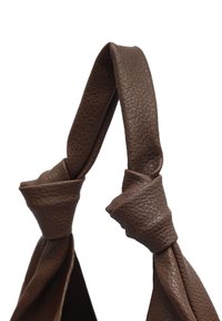 Pruun nahast koti käepide sõlmitud disainiga. Textuuriga pind, mis näitab peent tera. Kaks rihma ülakohas omavahel seotud.