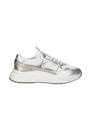 Witte en zilveren sneaker met een gestructureerde metallic bovenkant, platte veters en een dikke, witte rubberen zool. Heeft een krokodil-embossed detail op de hiel.