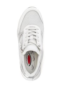 Weiße Sportschuhe mit einem Mesh-Obermaterial und strukturierten Akzenten, runder Zehenpartie, runden Schnürsenkeln und einem seitlichen Reißverschluss für ein einfaches An- und Ausziehen.