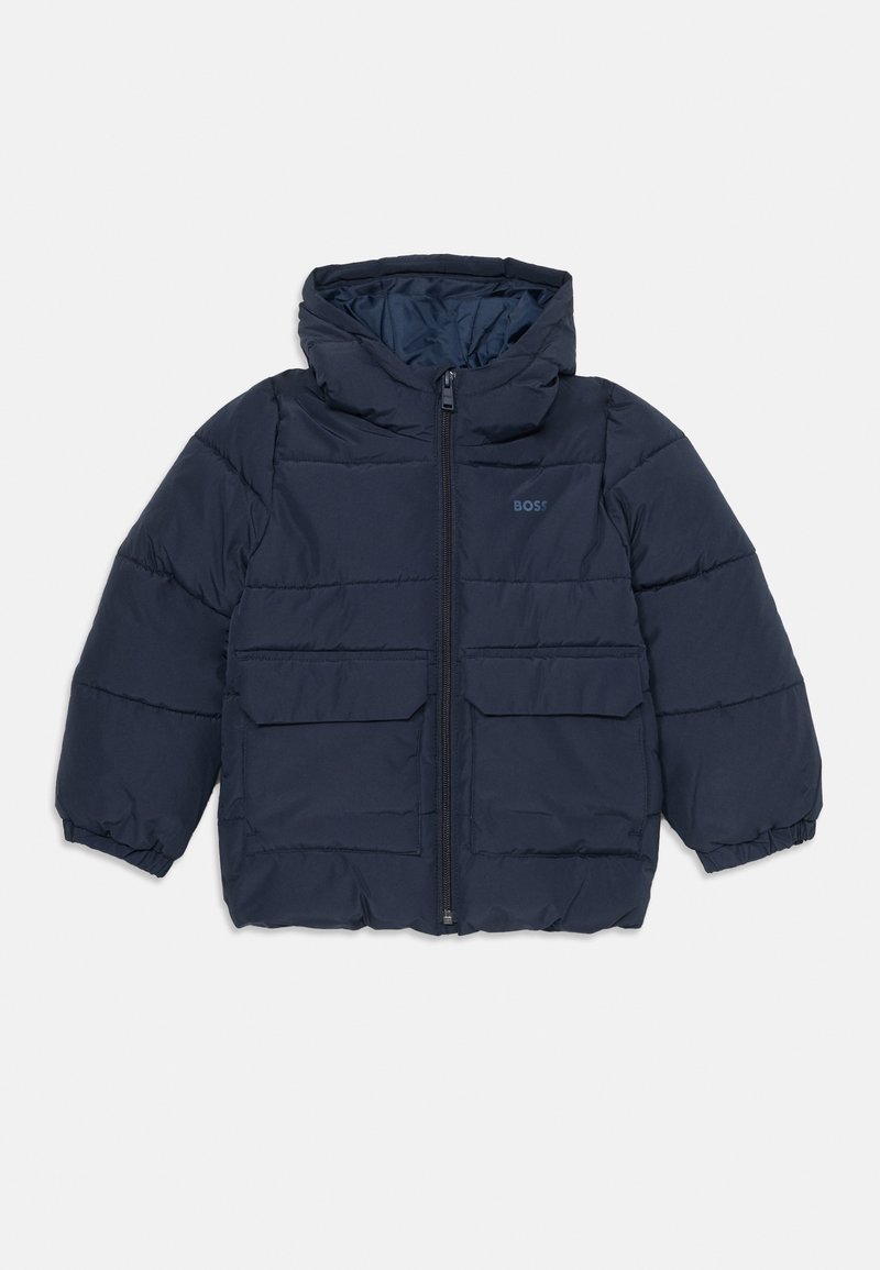 Casaco puffer azul-marinho com capuz, apresentando um fecho frontal, dois grandes bolsos externos e punhos elásticos. Detalhe de costura horizontal texturizada.