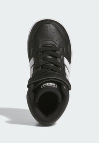 Černé kožené tenisky s bílými bočními pruhy, texturovaný povrch, šněrování a polstrovaný límec; vnitřní štítek a štítek na jazyku se značkou.