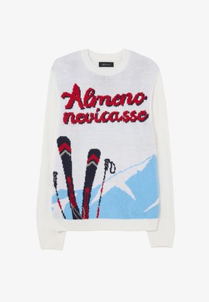Maglione bianco lavorato a maglia con grafica da sci rossa e blu e la scritta "Almeno nevicasse", con una texture liscia.