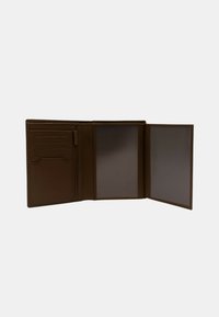 Portfolio en cuir marron avec plusieurs fentes pour cartes, un compartiment zippé et des porte-documents transparents. Texture lisse et forme rectangulaire.