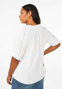 Zizzi KURZARM AUS  MIT RÜSCHENDETAILS - Pluus - bright white