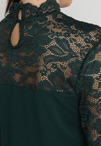 Vero Moda Sukienka etui