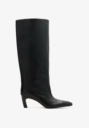 Schwarze Lederstiefel bis zum Knie mit spitzer Zehe und skulptiertem Kegelabsatz. Glatte Textur, elegantes Design und minimale Details.