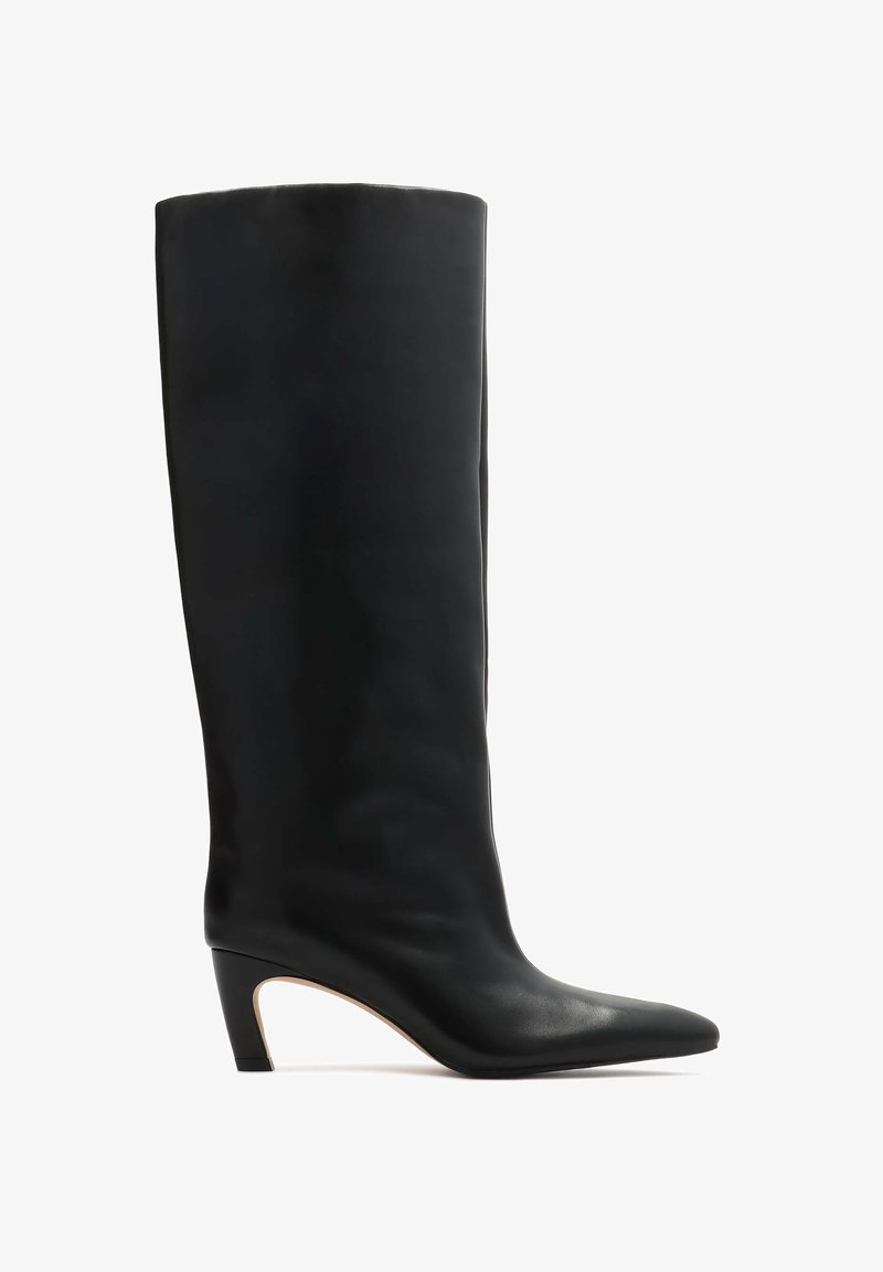 Crne kožne čizme do koljena s špicastim vrhom i oblikovanim konusnim potplatom. Glatka tekstura, elegantan dizajn i minimalni detalji.