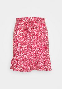 Jupe à motifs floraux rouge et blanc avec une ceinture et un ourlet en dentelle subtil, présentée sur un fond uni.