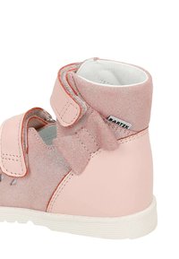 Rosa Leder-High-Top-Schuh mit glitzerndem Finish, Klettverschlüssen und einer dekorativen Schleife. Verfügt über eine weiße Gummisohle und Polsterung.