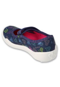 Granatowe buty wsuwane z wielokolorowymi wzorami serc, białą gumową podeszwą i różowym wnętrzem. Posiadają miękką górę z tkaniny oraz elastyczny pasek.