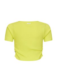 Top corto a maniche corte in un vivace verde lime, con scollo rotondo e arricciature sui lati. Etichetta del marchio visibile sul retro.