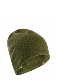 Olijfgroene gebreide beanie muts met een naadloos ontwerp, zachte textuur en een klein bruin label detail aan de zijkant.