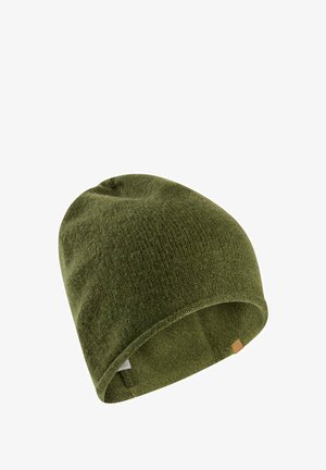 Olijfgroene gebreide beanie muts met een naadloos ontwerp, zachte textuur en een klein bruin label detail aan de zijkant.