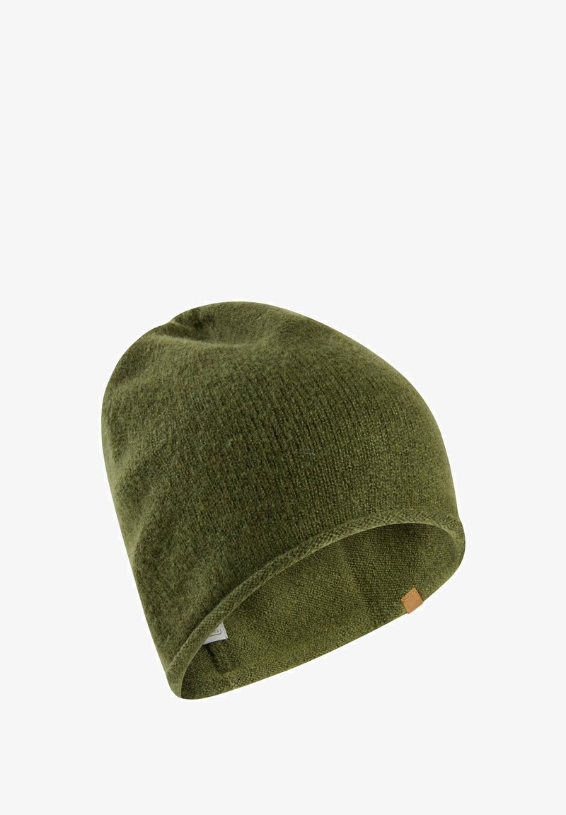 Olijfgroene gebreide beanie muts met een naadloos ontwerp, zachte textuur en een klein bruin label detail aan de zijkant.
