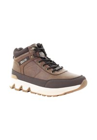 Brązowy wysoki sneaker wykonany ze skóry i tkaniny, z teksturowanym wykończeniem, kontrastującą białą gumową podeszwą oraz metalowymi oczkami na sznurowadła.