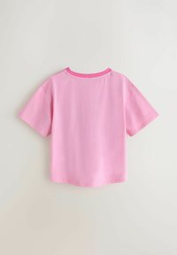 Top corto de manga corta en rosa con un cuello redondo en un tono rosa más oscuro, presentado sobre un fondo neutro claro.