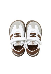 Zapatos infantiles en blanco y marrón con textura de ante, presentan una correa de velcro y un diseño de puntera redonda. Los acentos marrones realzan el estilo.