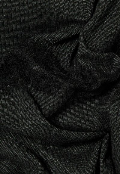 Tejido de punto acanalado negro con una textura suave, con bordes de encaje delicados y un brillo sutil, dispuestos en pliegues sueltos.