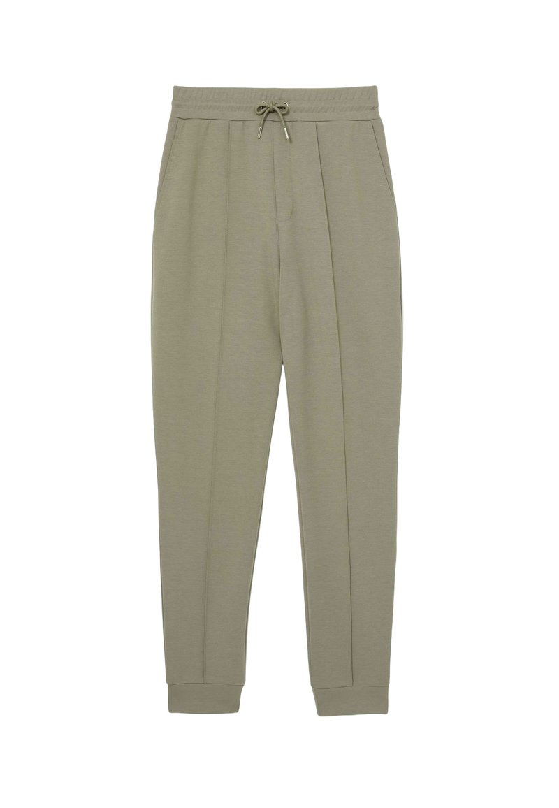 Pantalones de chándal de un suave verde oliva, confeccionados en una tela blanda, que presentan una cintura con cordón, puños elásticos y pliegues frontales para estilo y comodidad.
