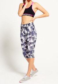 Superdry & Co 3/4 sportovní kalhoty - white