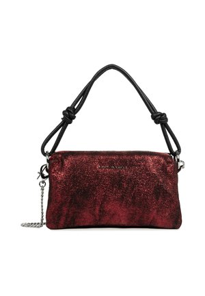 Petit sac à main rectangulaire rouge foncé pailleté avec anse noire nouée et détail de chaîne argentée, logo de la marque Lancaster centré.