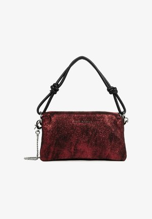 Petit sac à main rectangulaire rouge foncé pailleté avec anse noire nouée et détail de chaîne argentée, logo de la marque Lancaster centré.