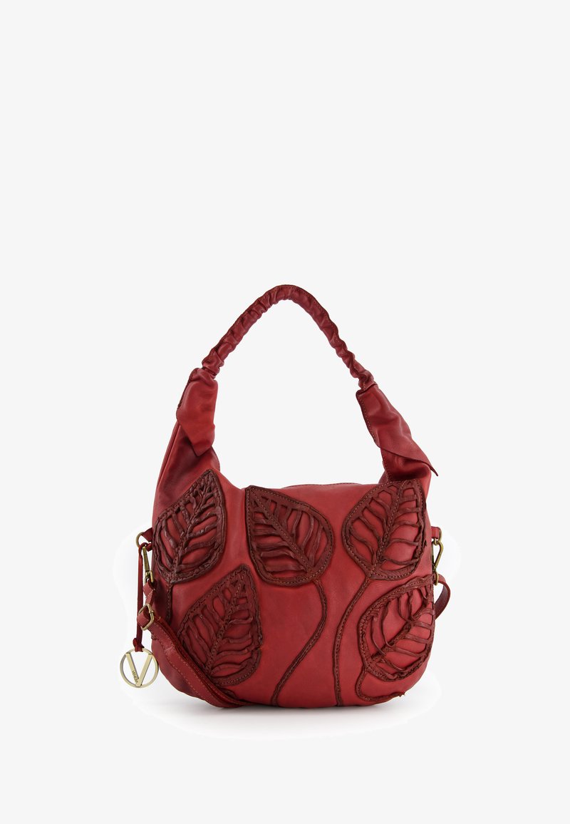 Sac à main en cuir rouge avec une broderie à motif de feuilles, une anse froncée et une bandoulière réglable avec un accent logo doré.