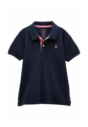 Tamsiai mėlynas trumpomis rankovėmis polo marškinėlis su rožinės spalvos vidiniu apykakle, viena saga ir mažu rožiniu siuvinėtu kiškiuko logotipu kairėje krūtinės pusėje.