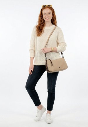 SURI FREY Rankinė - taupe