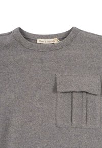 Maglietta a maniche corte in cotone grigio con colletto a girocollo, dotata di taschino sul lato sinistro con pattina e pieghe verticali. Etichetta visibile all'interno del colletto.