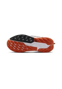 Suela de zapato con una suela exterior de goma negra y naranja, que presenta un patrón de tracción geométrico. El diseño incluye una entresuela blanca con detalles de marca.