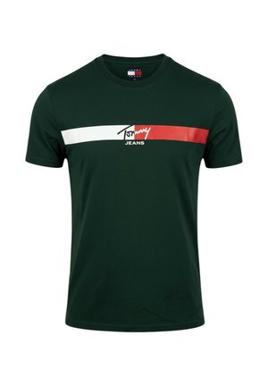 Camiseta de manga corta verde oscuro con rayas horizontales blancas y rojas en el pecho y el logo "Tommy Jeans" centrado.