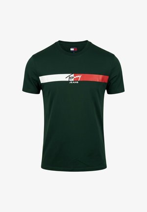 Donkergroen T-shirt met korte mouwen, witte en rode horizontale strepen over de borst en het "Tommy Jeans"-logo gecentreerd.