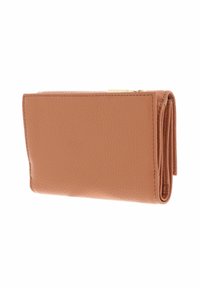 Portefeuille en cuir marron plié, avec des coutures visibles et un petit fermoir doré sur le bord supérieur, sur un fond blanc.