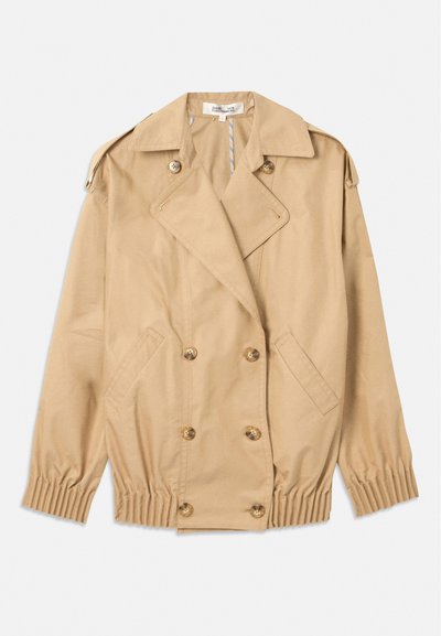 Beige trench coat, jossa on kaksirivinen napitus, olkalaput ja joustavat hihansuut. Valmistettu liukkaasta, kevyestä kankaasta.