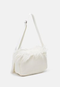 Biała torebka z faux futra o prostokątnym kształcie, miękkiej teksturze i odpinanym gładkim białym pasku. Posiada zamek błyskawiczny.