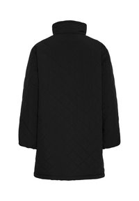 Abrigo largo acolchado negro con cuello alto, visto desde atrás, con mangas largas y dobladillo recto.