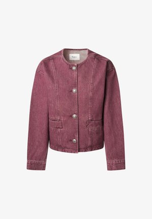 Chaqueta de mezclilla morada con un cuello redondo, cierre frontal de botones, dos bolsillos y mangas largas. Presenta un acabado de tela texturizada.