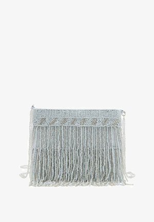 Lille lyseblå stofclutch med indviklet perlearbejde, der har lodret perlet frynser og en skjult lynlåslukning øverst.