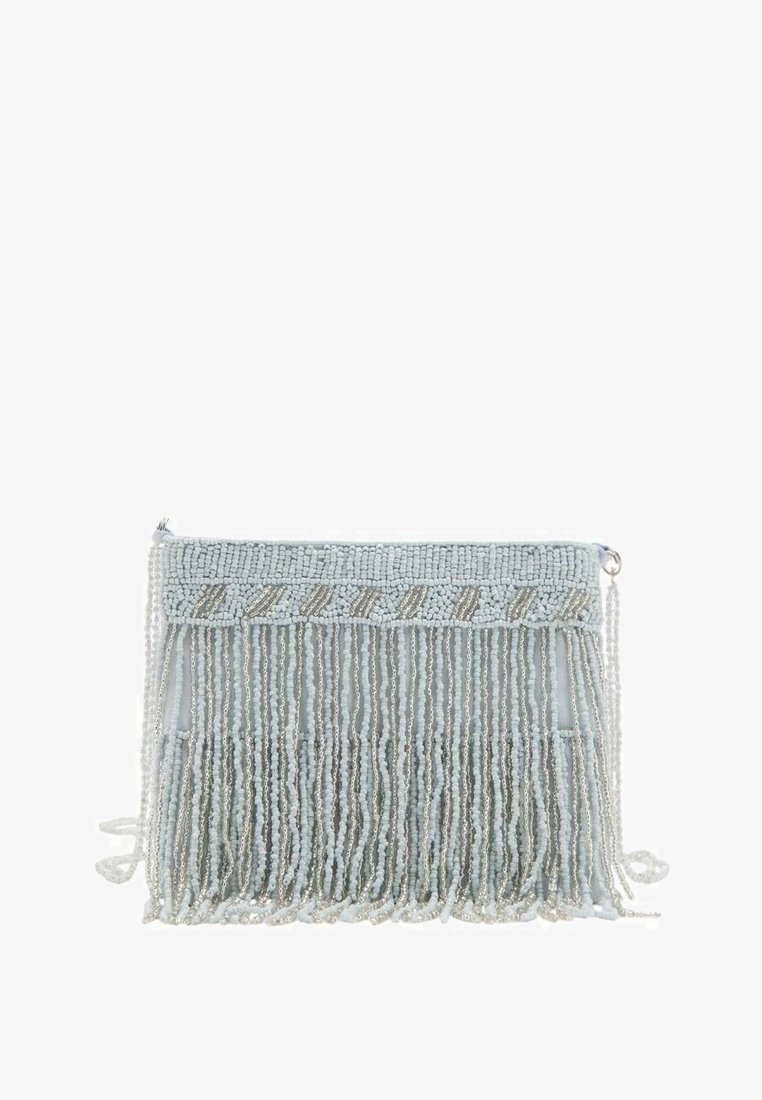 Petite pochette en tissu bleu clair avec un travail de perles complexe, présentant une frange verticale perlée et une fermeture éclair dissimulée en haut.