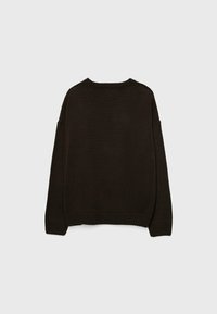 Pull en tricot marron foncé avec un col rond, des épaules tombantes et des poignets et un ourlet côtelés. Tissu simple et uni sans motifs.