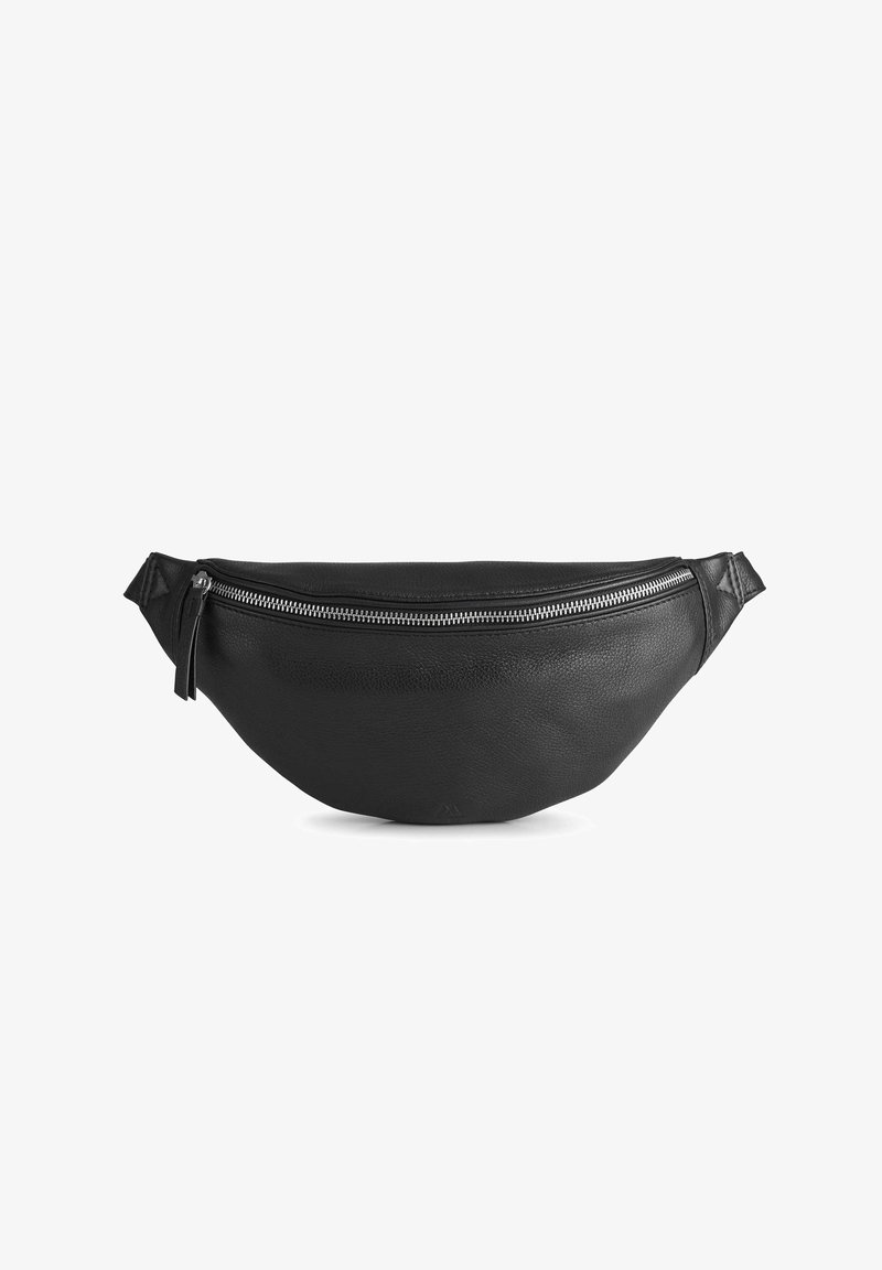 Sac banane en cuir noir de forme arrondie, doté d'une fermeture éclair argentée sur le dessus et d'une surface texturée. Agrémenté d'un détail triangulaire sur la sangle.