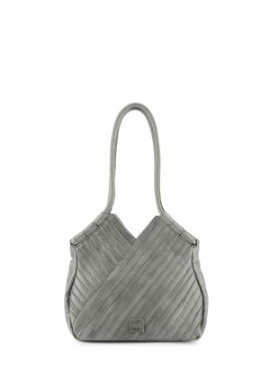 Bolso gris con patrón acolchado diagonal y largas correas dobles para el hombro, apoyado verticalmente sobre un fondo blanco.