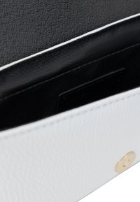 usha Borsa a mano - optish weiss